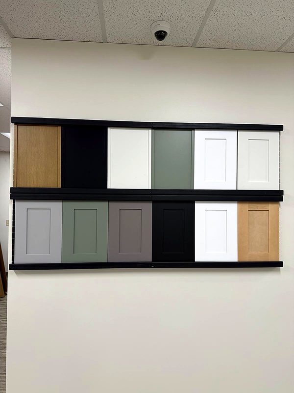 Muestras de puertas y colores de gabinete en el showroom de MNK Cabinet