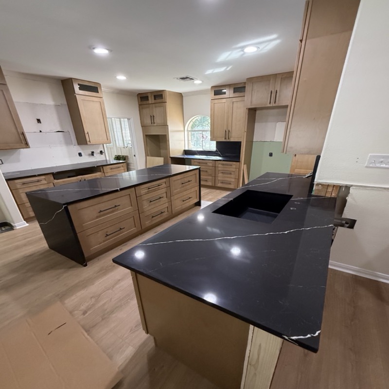 Cocina shaker de arce natural con una gran isla por MNK Cabinet