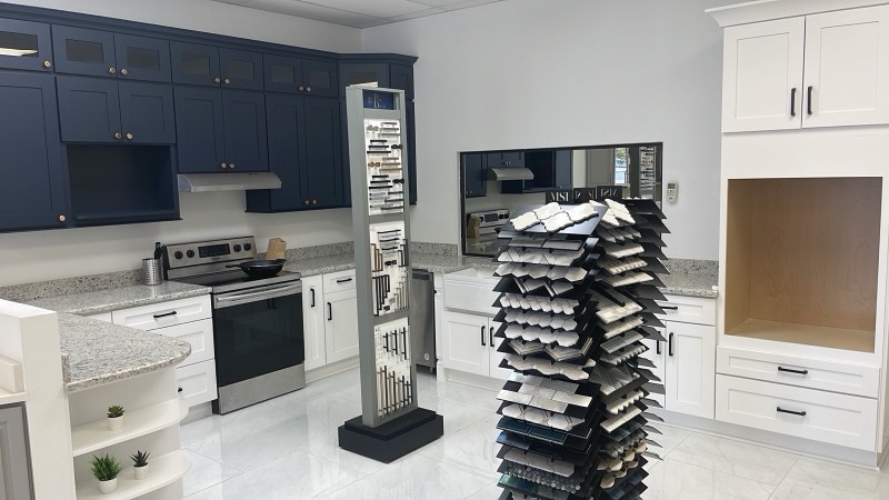 Interior del showroom de MNK Cabinet en Norcross con cocinas de exhibición y muestras de puertas