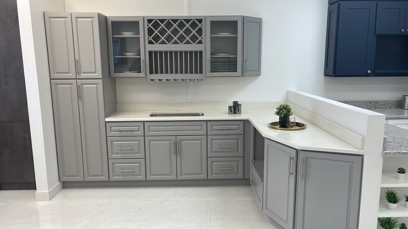 Cocina de exhibición gris en el showroom para contratistas de MNK Cabinet en Norcross