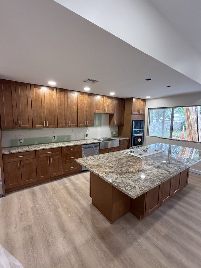Cocina de arce de plan abierto con una gran isla en el área de Atlanta