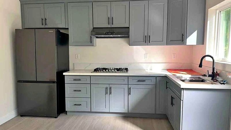 Interior del showroom de MNK Cabinet en Norcross con cocinas de exhibición y muestras de puertas