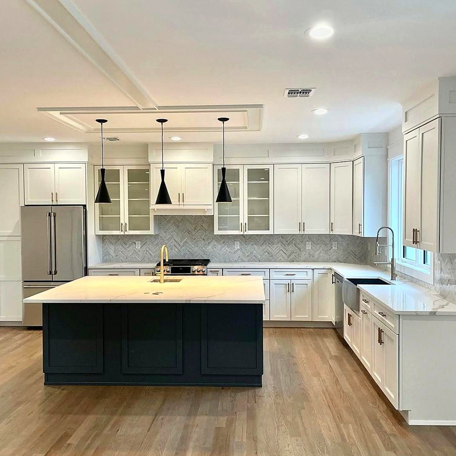 Cocina moderna de arce con una gran isla, gabinetes diseñados e instalados por MNK Cabinet en el área de Atlanta