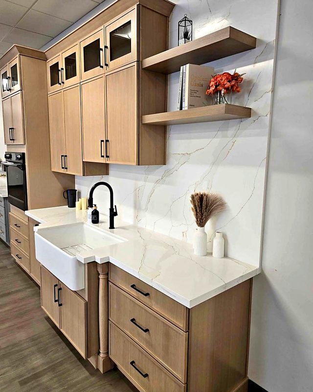 Interior del showroom de MNK Cabinet en Norcross, GA